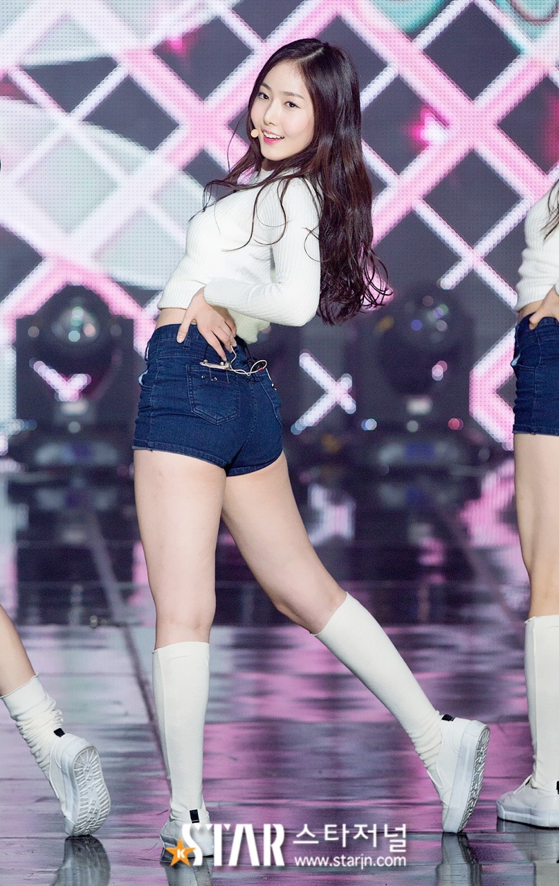 9 GFRIEND SinB Gorgeous Legs Moments :: Daily K Pop News | Latest K-Pop