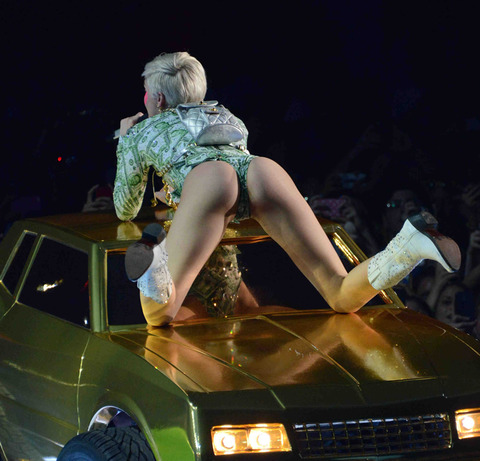 Miley Cyrus Continues Her Butt Baring Concert Performance.