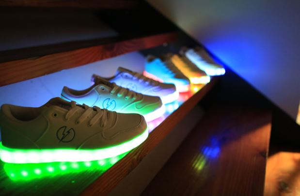 Light Ups LED Sneakers :: FOOYOH ENTERTAINMENT