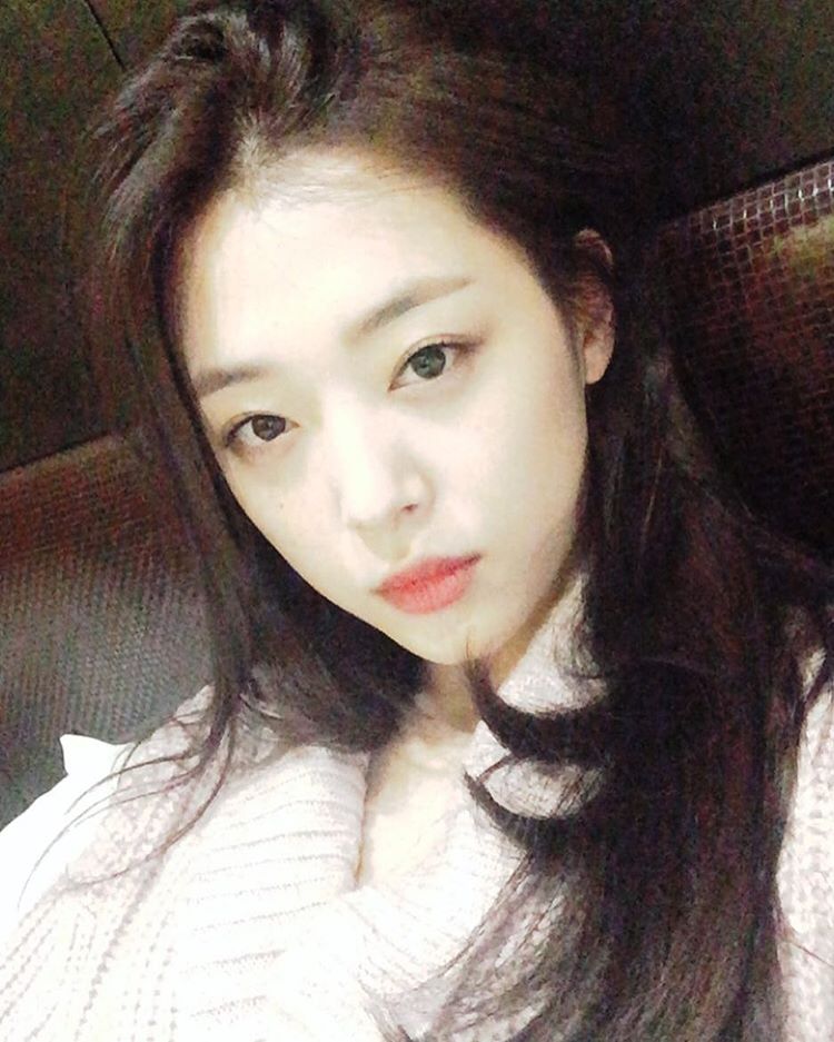 Sulli Updates Fans With Gorgeous Selcas :: Daily K Pop News | Latest K ...