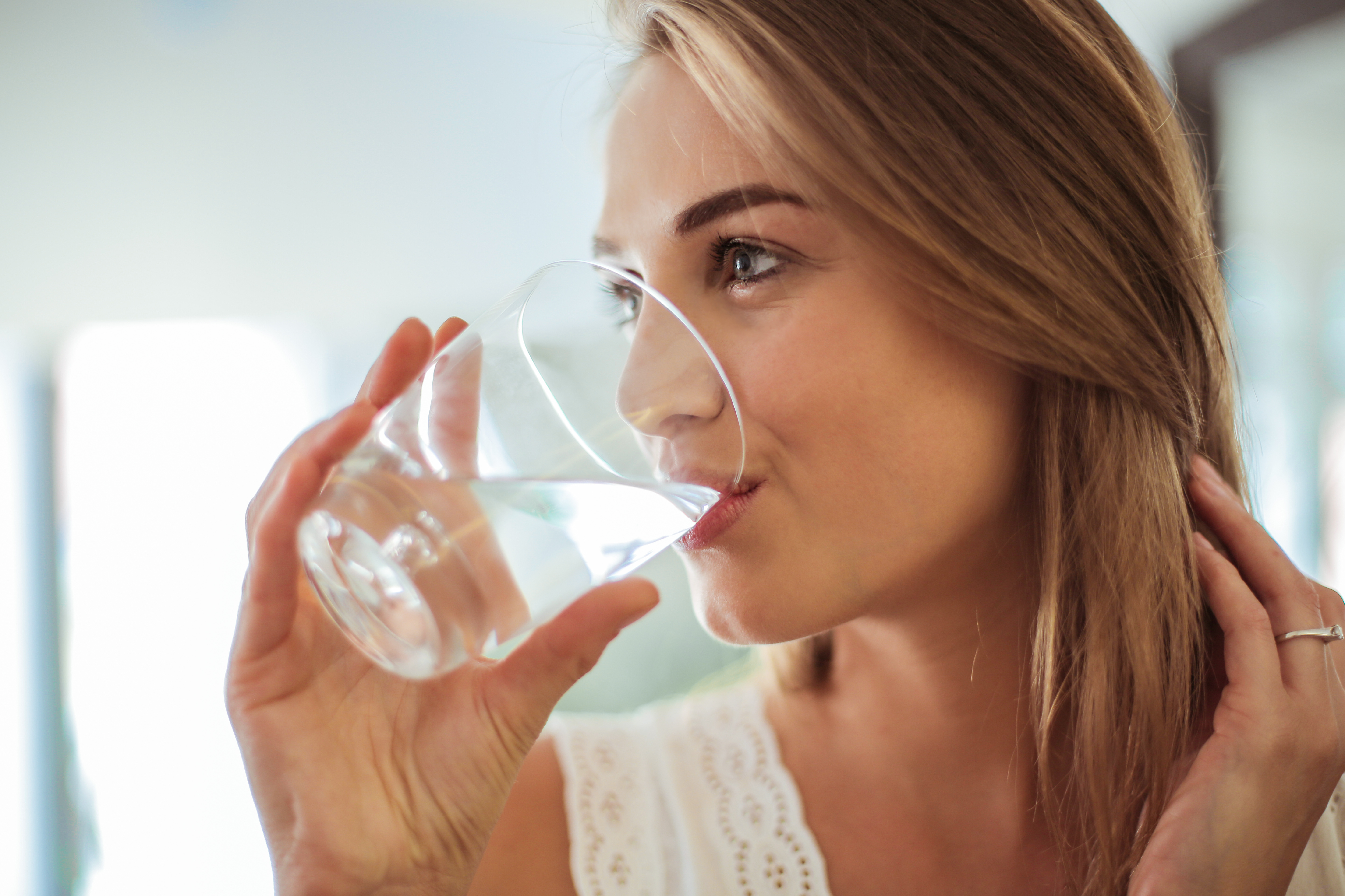 Пейте легкую воду. Стакан воды. Пить воду. Девушка пьет воду. Женщина пьет воду из стакана.